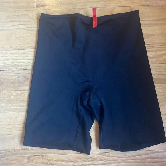 Spanx shorts sz S black excellent pre owned condition - Picture 1 of 4